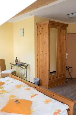Ein Bett oder Betten in einem Zimmer der Unterkunft Weingut und Gästehaus Wetzler