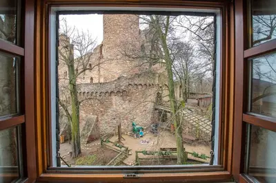 Ein Garten an der Unterkunft Schloß Auerbach Kleine Ferienwohnung