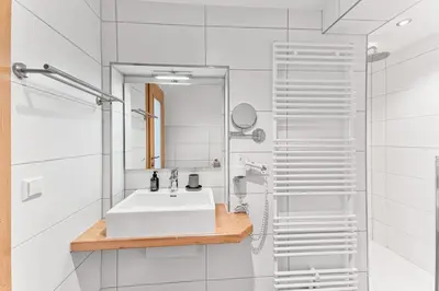 Ein Badezimmer in der Unterkunft Landhotel Schwarzer Adler - Self Check In