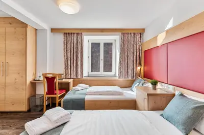 Ein Bett oder Betten in einem Zimmer der Unterkunft Landhotel Schwarzer Adler - Self Check In