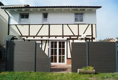 Das Gebäude in dem sich das Ferienhaus befindet