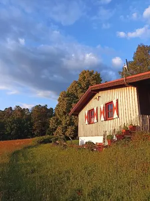 Das Gebäude in dem sich das Ferienhaus befindet