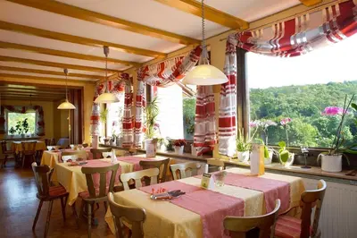 Ein Restaurant oder anderes Speiselokal in der Unterkunft Gasthaus Trifelsblick
