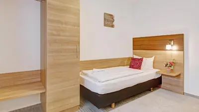 Ein Bett oder Betten in einem Zimmer der Unterkunft Boutique-Hotel Kronenstuben - unschlagbare Zentrumsnähe direkt am Marstall & Marktplatz - Schloss in 3 Min - Frühstück - Langzeitmiete