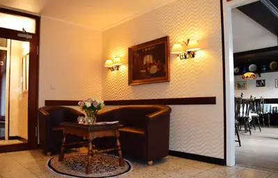 Ein Sitzbereich in der Unterkunft Hotel Regina