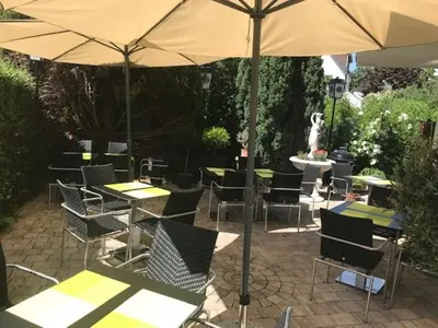 Ein Garten an der Unterkunft Westend Hotel