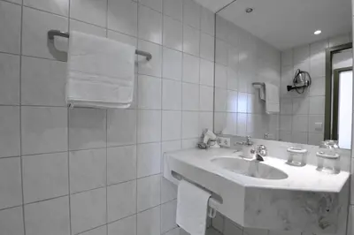 Ein Badezimmer in der Unterkunft Westend Hotel
