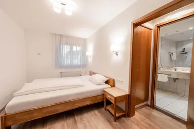 Ein Bett oder Betten in einem Zimmer der Unterkunft Westend Hotel