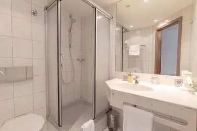 Ein Badezimmer in der Unterkunft Westend Hotel