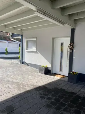 Das Gebäude in dem sich das Ferienhaus befindet