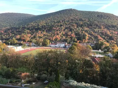 Ein allgemeiner Bergblick oder ein Berglick von des Ferienhauses aus