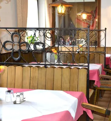 Ein Restaurant oder anderes Speiselokal in der Unterkunft Hotel Wiesengrund