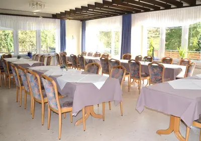 Ein Restaurant oder anderes Speiselokal in der Unterkunft Hotel Wiesengrund