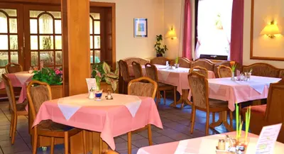 Ein Restaurant oder anderes Speiselokal in der Unterkunft Hotel Wiesengrund
