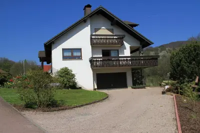 Das Gebäude in dem sich die Ferienwohnung befindet