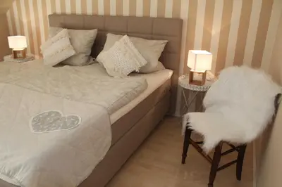 Ein Bett oder Betten in einem Zimmer der Unterkunft Ferienwohnung Stadtidyll