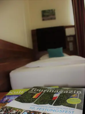 Ein Bett oder Betten in einem Zimmer der Unterkunft Hotel Germersheimer Hof