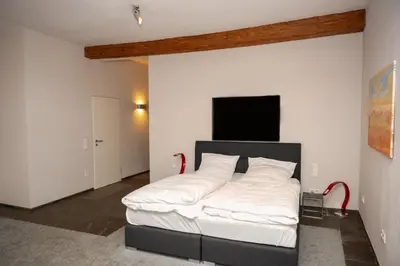 Ein Bett oder Betten in einem Zimmer der Unterkunft Klosterhof Weingut BoudierKoeller