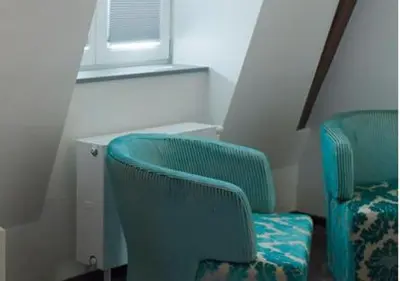 Ein Sitzbereich in der Unterkunft Schlosshotel Bergzaberner Hof