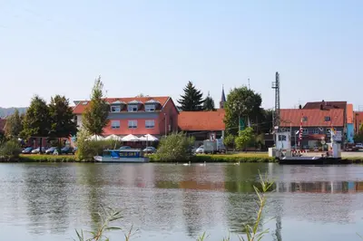 Blick auf einen Fluss in der Nähe des Hotels