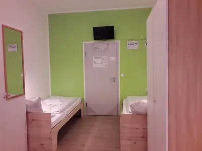 Ein Bett oder Betten in einem Zimmer der Unterkunft Hostel Gästehaus Kaiserpassage- Ihr Cityhostel