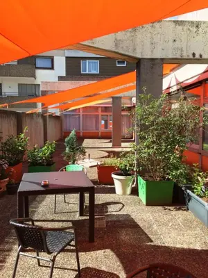 Ein Restaurant oder anderes Speiselokal in der Unterkunft Hostel Gästehaus Kaiserpassage- Ihr Cityhostel