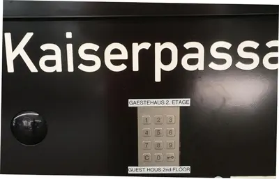 Ein Zertifikat, Auszeichnung, Logo oder anderes Dokument, das in der Unterkunft Hostel Gästehaus Kaiserpassage- Ihr Cityhostel ausgestellt ist