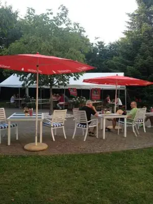 Ein Garten an der Unterkunft Hotel Karlshof