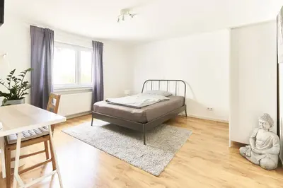 Ein Bett oder Betten in einem Zimmer der Unterkunft City Apartment Hasenheide - Wohnung mit 3 Schlafzimmern und Balkon mit Landschaftsblick