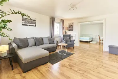 Ein Sitzbereich in der Unterkunft City Apartment Hasenheide - Wohnung mit 3 Schlafzimmern und Balkon mit Landschaftsblick