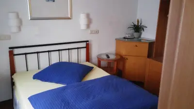 Ein Bett oder Betten in einem Zimmer der Unterkunft Hessisches Haus