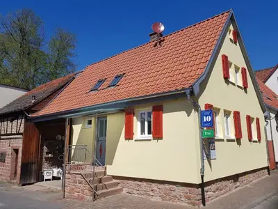 Das Gebäude in dem sich das Ferienhaus befindet