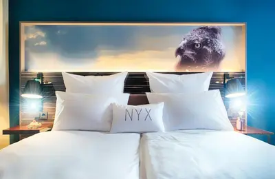 Ein Bett oder Betten in einem Zimmer der Unterkunft NYX Hotel Mannheim by Leonardo Hotels