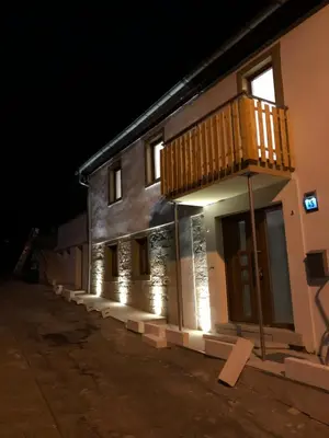 Das Gebäude in dem sich das Ferienhaus befindet