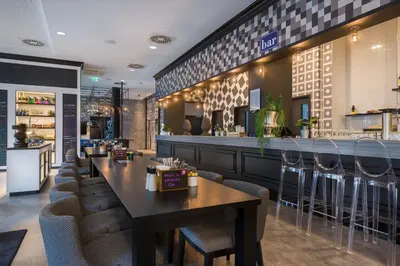 Lounge oder Bar in der Unterkunft Holiday Inn - the niu, Square Mannheim by IHG