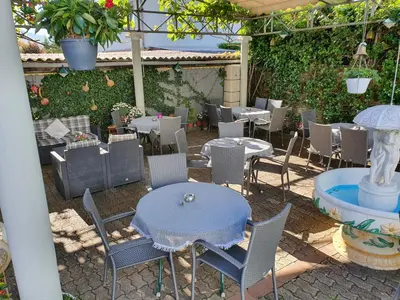 Ein Restaurant oder anderes Speiselokal in der Unterkunft Restaurant-Hotel Dimitra