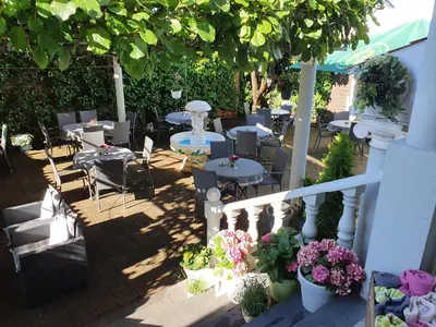 Ein Garten an der Unterkunft Restaurant-Hotel Dimitra