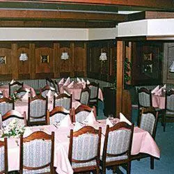 Ein Restaurant oder anderes Speiselokal in der Unterkunft Häffner Bräu