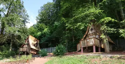 Ein Garten an der Unterkunft Hexenhäuschen am Waldrand