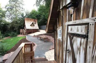 Das Gebäude in dem sich die Lodge befindet