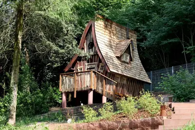 Das Gebäude in dem sich die Lodge befindet