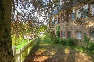 Ein Garten an der Unterkunft Schönblick - gemütlich übernachten!