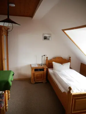 Ein Bett oder Betten in einem Zimmer der Unterkunft Hotel-Gasthof-Destille-Eisenbahn