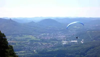 Ein allgemeiner Bergblick oder ein Berglick von des Ferienhauses aus