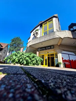 Das Gebäude in dem sich das Hotel befindet