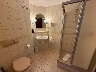 Ein Badezimmer in der Unterkunft Hotel Post Viernheim