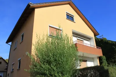 Das Gebäude in dem sich das Privatzimmer befindet