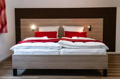 Ein Bett oder Betten in einem Zimmer der Unterkunft Altstadthotel Wilde Rose