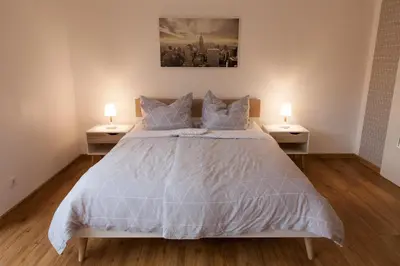 Ein Bett oder Betten in einem Zimmer der Unterkunft Modernes Studio im Herzen von Neustadt: PfalzLiebe