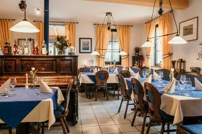 Ein Restaurant oder anderes Speiselokal in der Unterkunft Landgasthof Krone